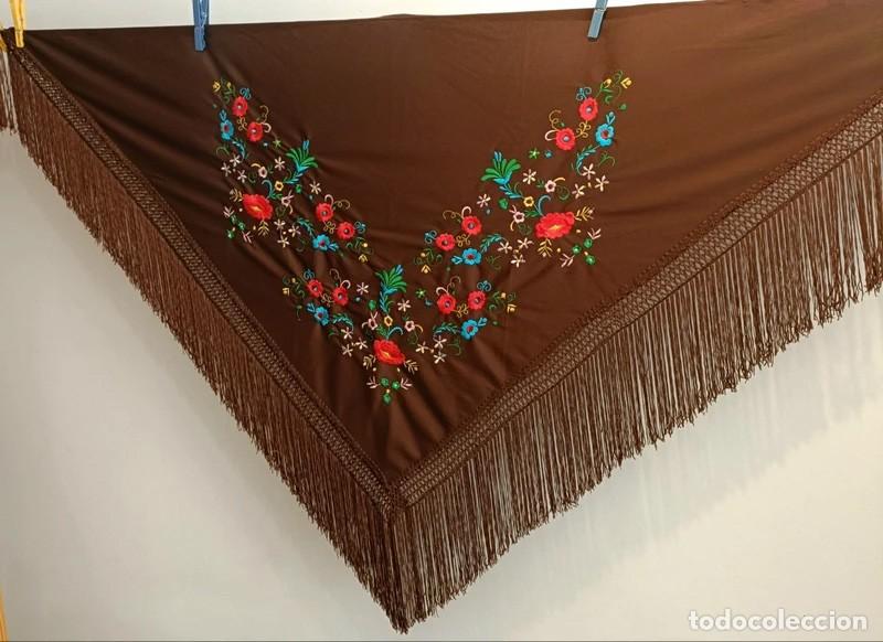 Antig&uuml;edades: Mant&oacute;n de flamenca marr&oacute;n chocolate con bordado flores de colores.