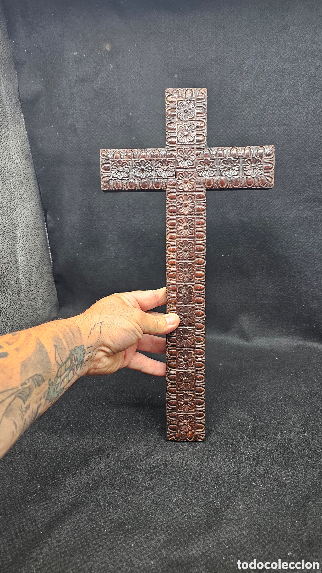 Antig&uuml;edades: Cruz de madera tallada