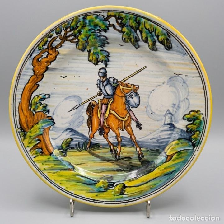 Antig&uuml;edades: Plato Talavera SASO Don Quijote a caballo cer&aacute;mica pintada a mano 25,5 cm