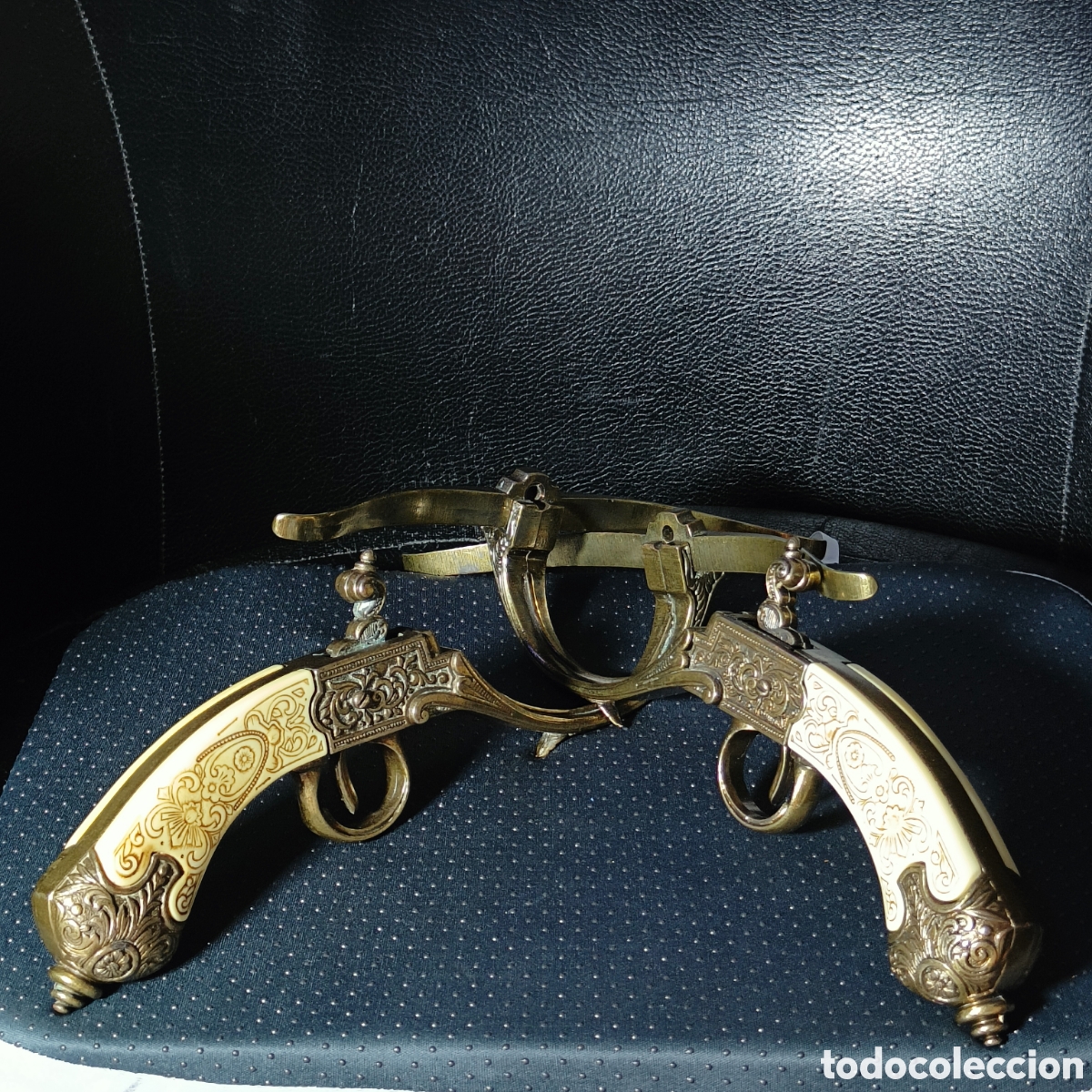 Antiques: Pareja de Pistolas Ballesta Decorativas Vintage - Metal Labrado y Cachas S&iacute;mil Marfil / Hueso