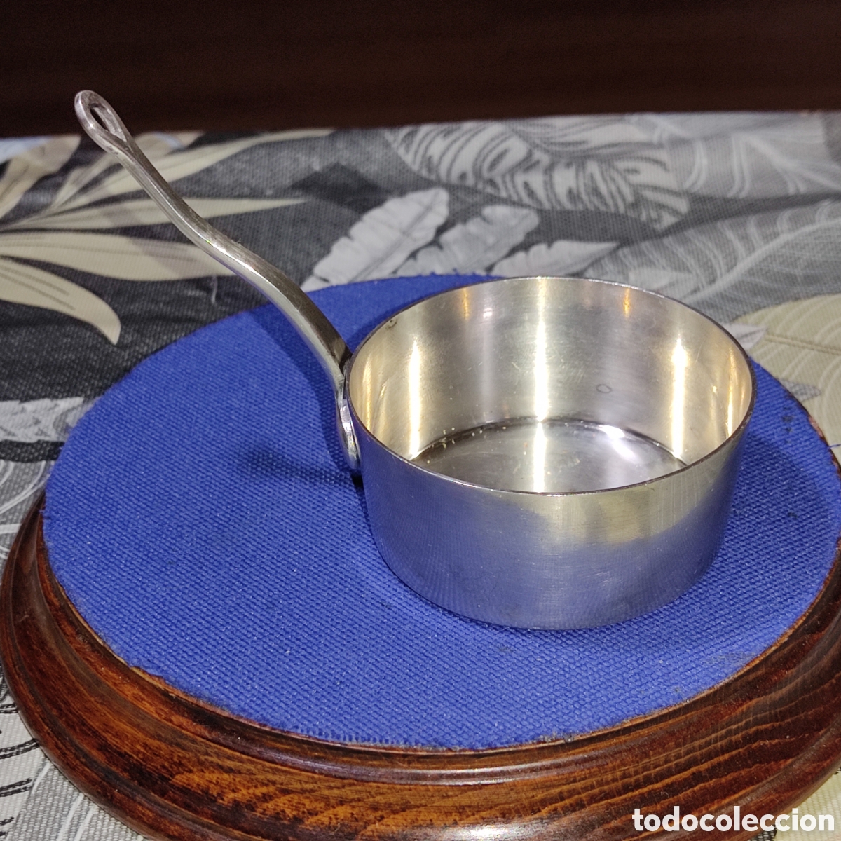 Antig&uuml;edades: Peque&ntilde;a cazuela o cazo antiguo de plata contrastada.