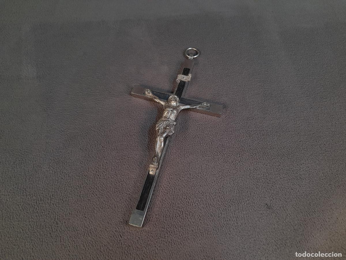 Antig&uuml;edades: CRUCIFIJO CON CRISTO EN PLATA Y ESTRUCTURA EN METAL Y MADERA OSCURA. CA.1930