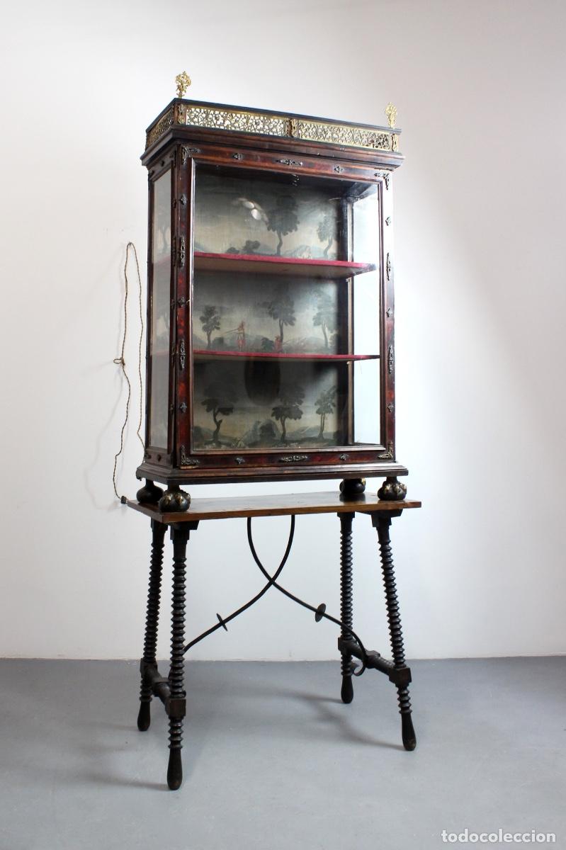 Antig&uuml;edades: Vitrina escaparate Carlos III madera ebonizada aplicaci&oacute;nes bronce fondo policromado siglo XVIII