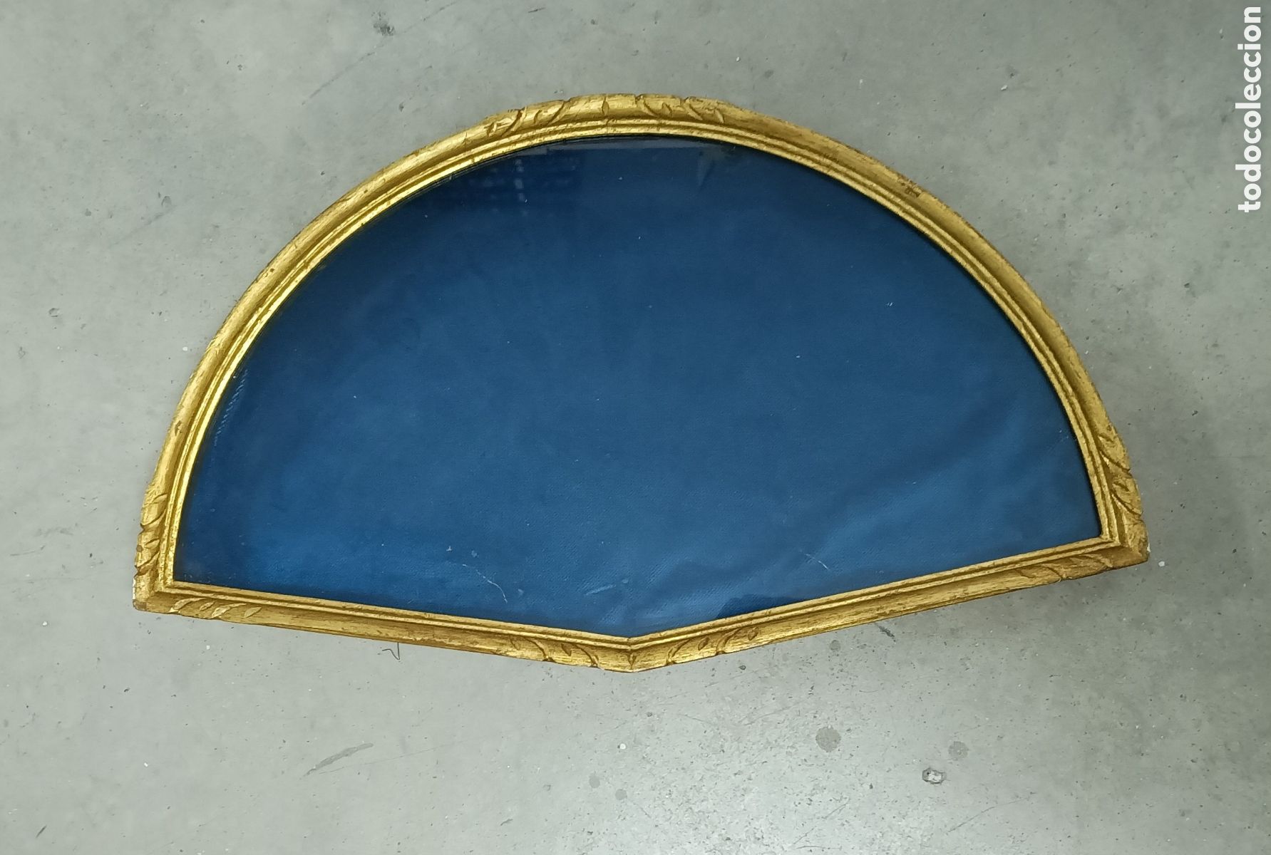 Antig&uuml;edades: ABANIQUERA DE MADERA DORADA - 60 X 35cm