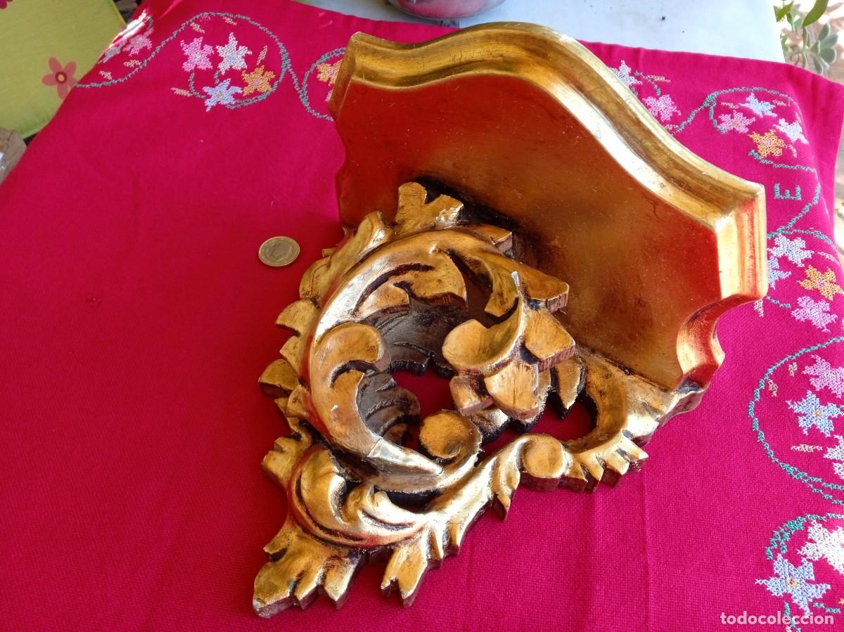 Antig&uuml;edades: M&eacute;nsula repisa de madera tallada con pan de oro para figura o imagen religiosa
