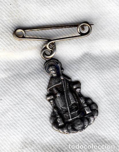 Antig&uuml;edades: MEDALLA CON IMPERDIBLE DEL APOSTOL SANTIAGO.-