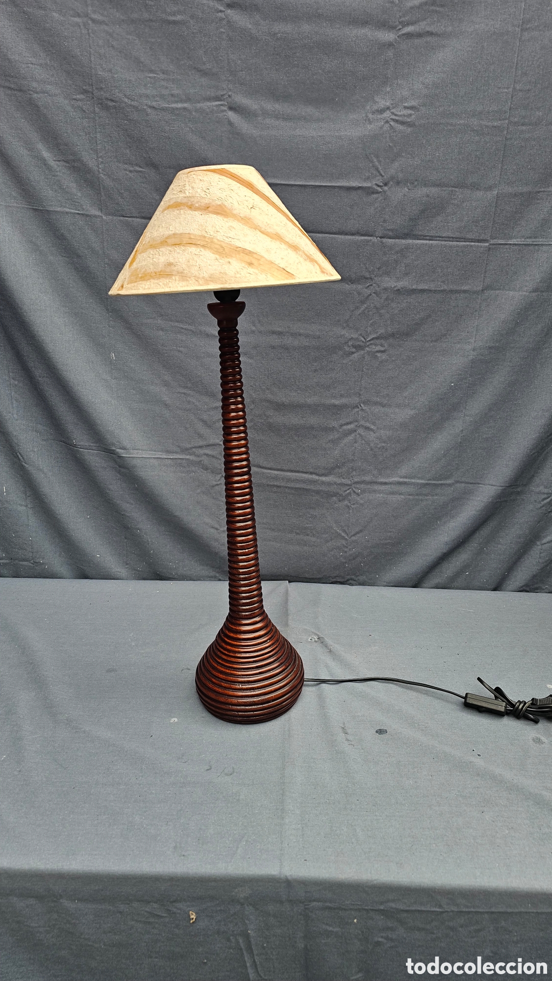 Antiquit&eacute;s: L&aacute;mpara de madera torneada