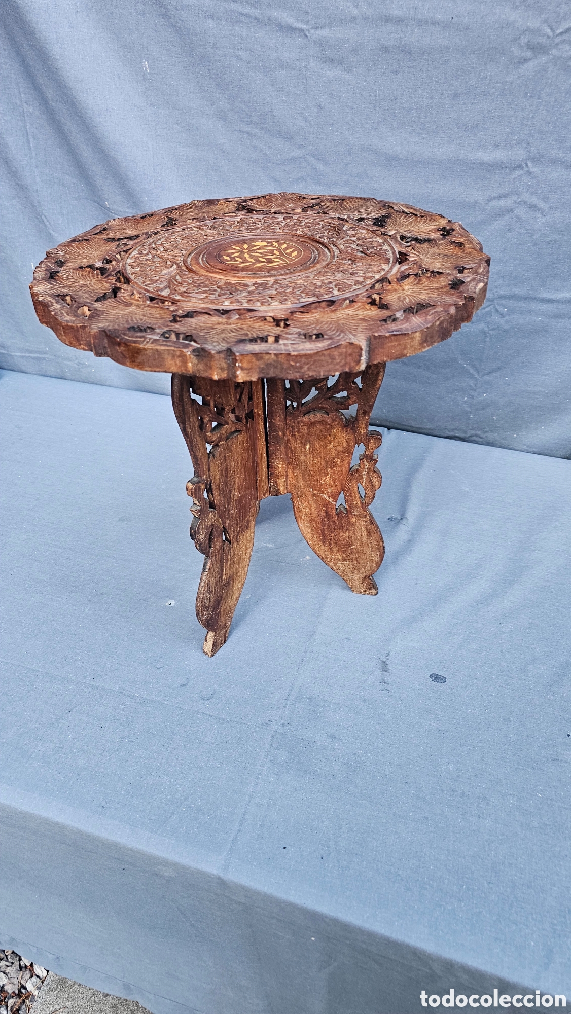 Antiquit&auml;ten: Mesa auxiliar plegable tallada en madera