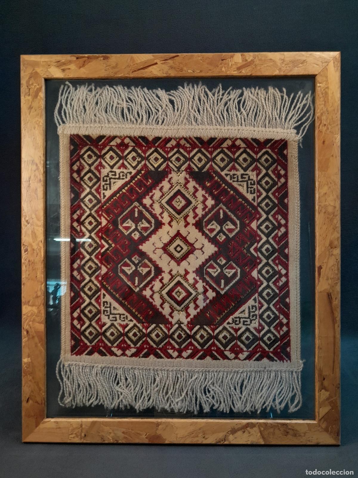 Antig&uuml;edades: C-2002. PEQUE&Ntilde;A ALFOMBRA ENMARCADA CON MOTIVOS DECORATIVOS CAUC&Aacute;SICOS. 1970 CA.