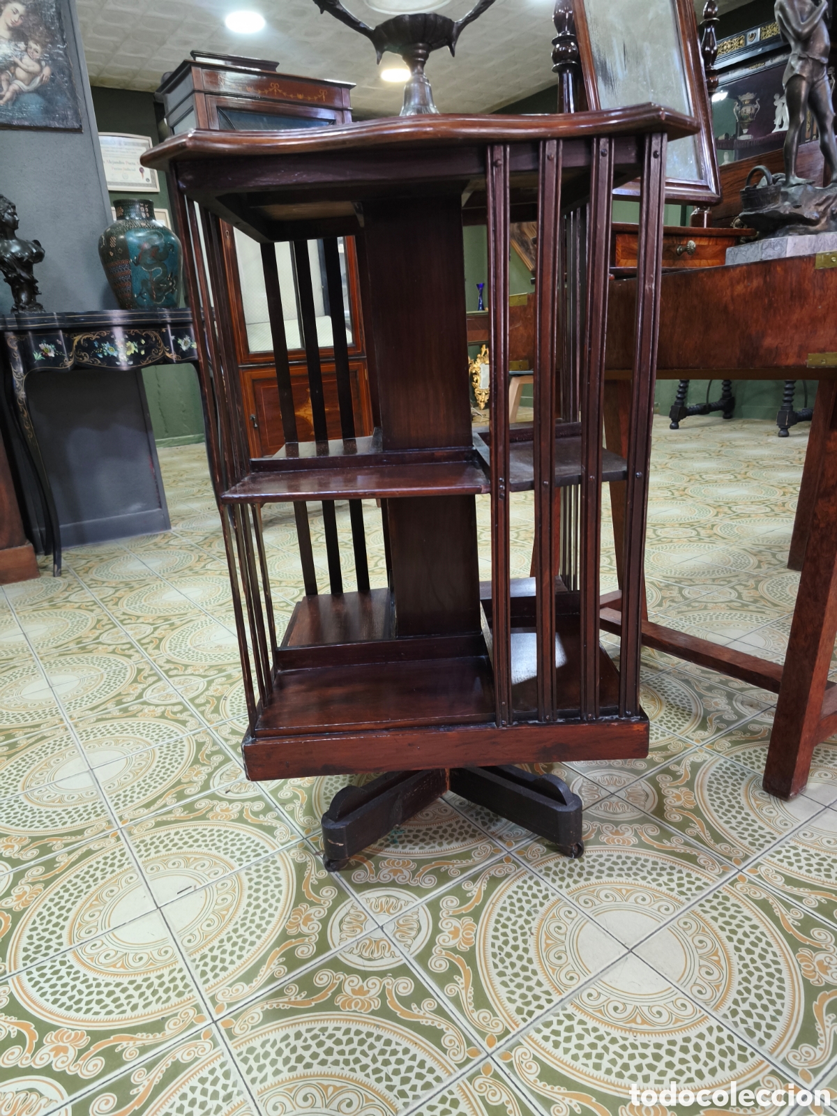 Antig&uuml;edades: Librer&iacute;a revolving eduardiana