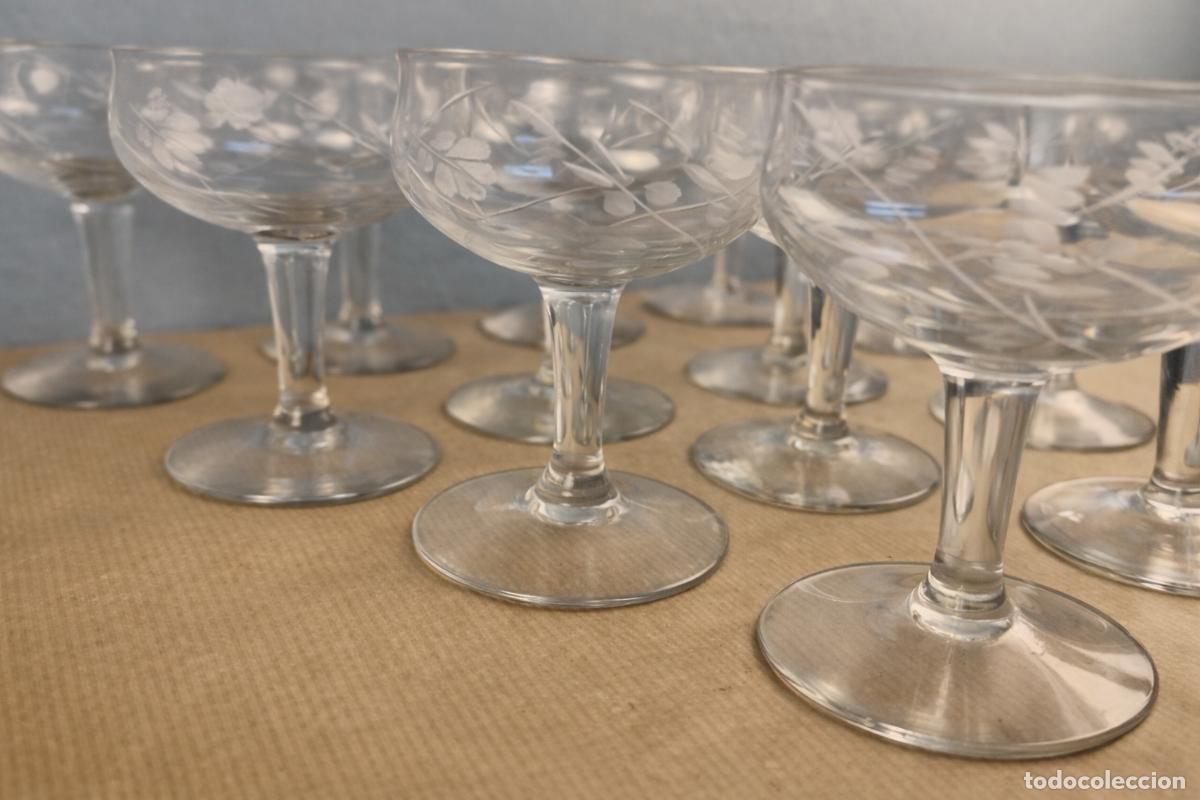 Antig&uuml;edades: 13 copas de champ&aacute;n en cristal tallado mediados siglo XX