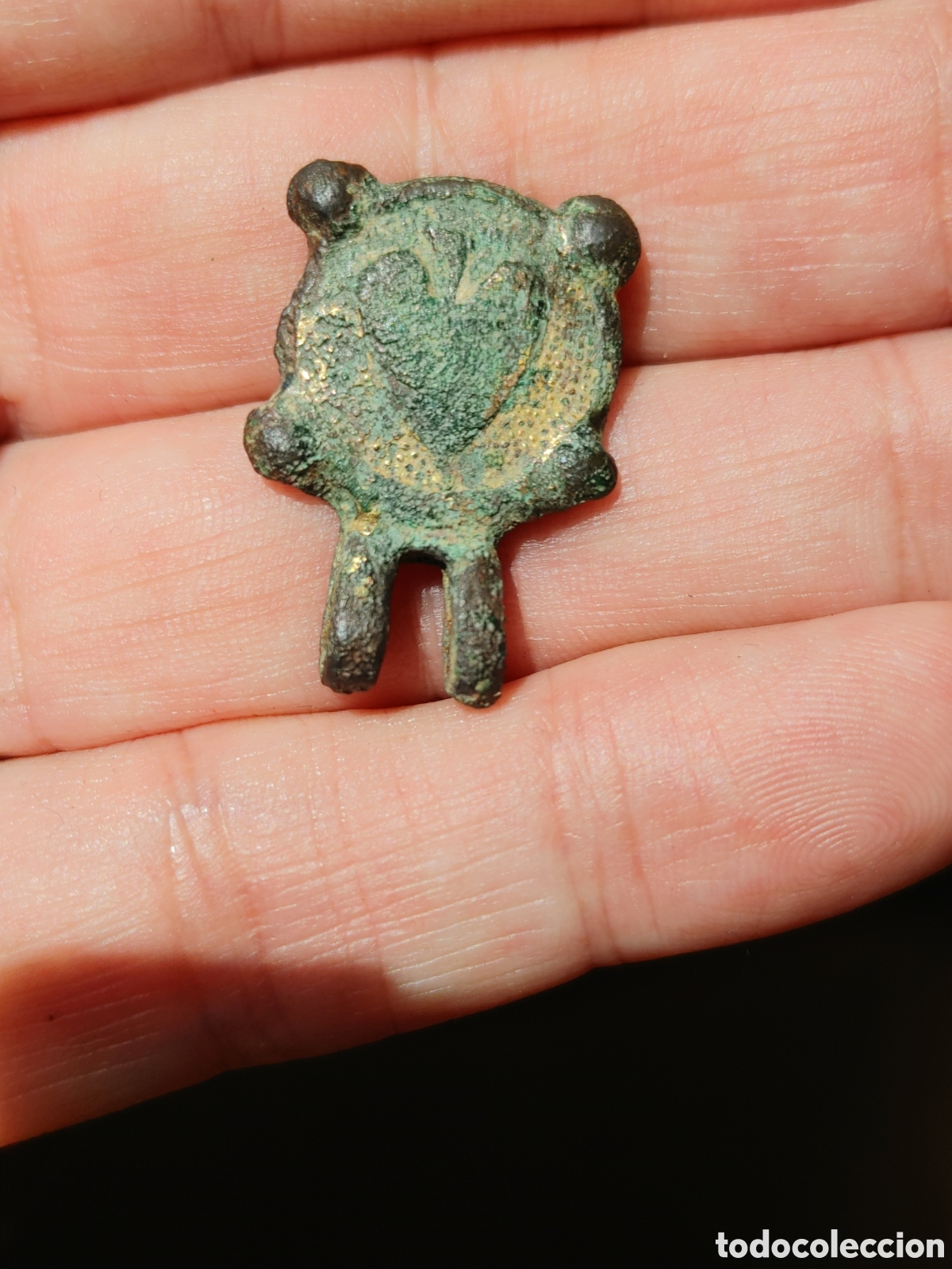Antiquit&eacute;s: Pinjante medieval en bronce con restos de dorado y corazon.