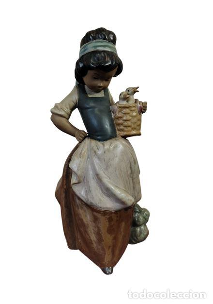 Antig&uuml;edades: MIS PEQUE&Ntilde;OS PATOS O MARUJITA CON DOS PATOS. LLADR&Oacute;. FIGURA EN GRES. ESPA&Ntilde;A. CIRCA 1980