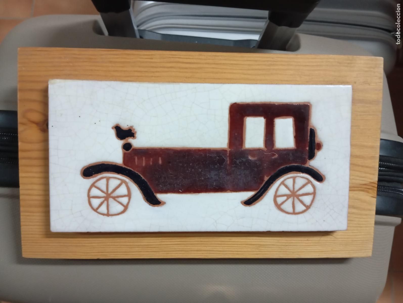 Antig&uuml;edades: Cuadro o marco coche cl&aacute;sico cer&aacute;mica sobre marco de madera. Mitad siglo XX. Medidas 25 x 14