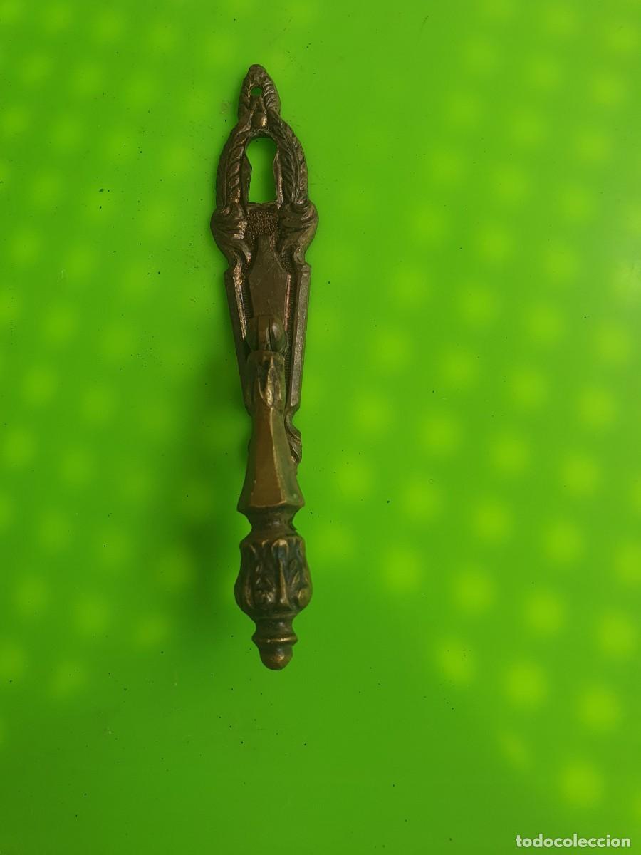 Antiguidades: Tirador de lat&oacute;n o bronce con bocallave de estilo antiguo