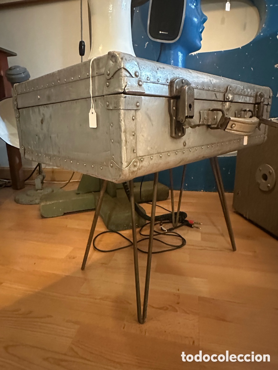 Antig&uuml;edades: Mesita Maleta Vintage de Aluminio Remachado - Estilo Industrial - A&ntilde;os 40. (47cm de alto