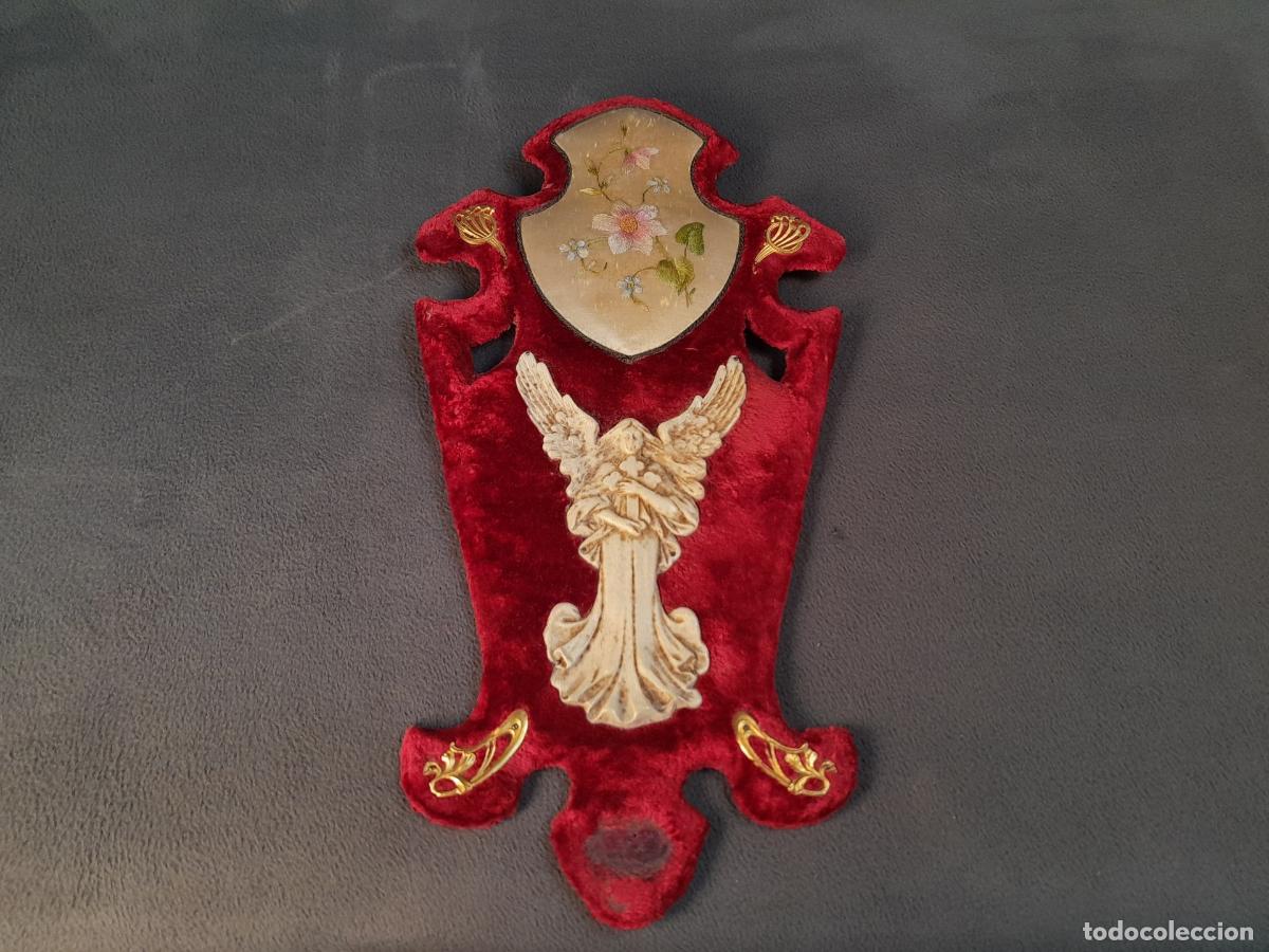 Antig&uuml;edades: PLACA DEVOCIONAL CON RELIEVE DE &Aacute;NGEL Y APLICACI&Oacute;N TEXTIL. SIGLO XX.