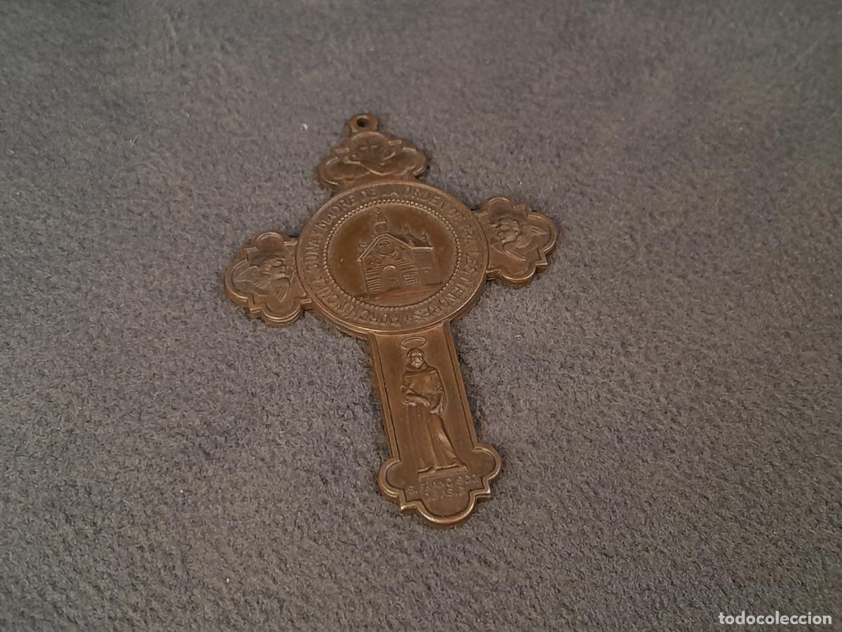 Antig&uuml;edades: J-4455.COLGANTE DE CRUZ FRANCISCANA CONMEMORATIVA DE LA PORCI&Uacute;NCULA. BRONCE. 1919.