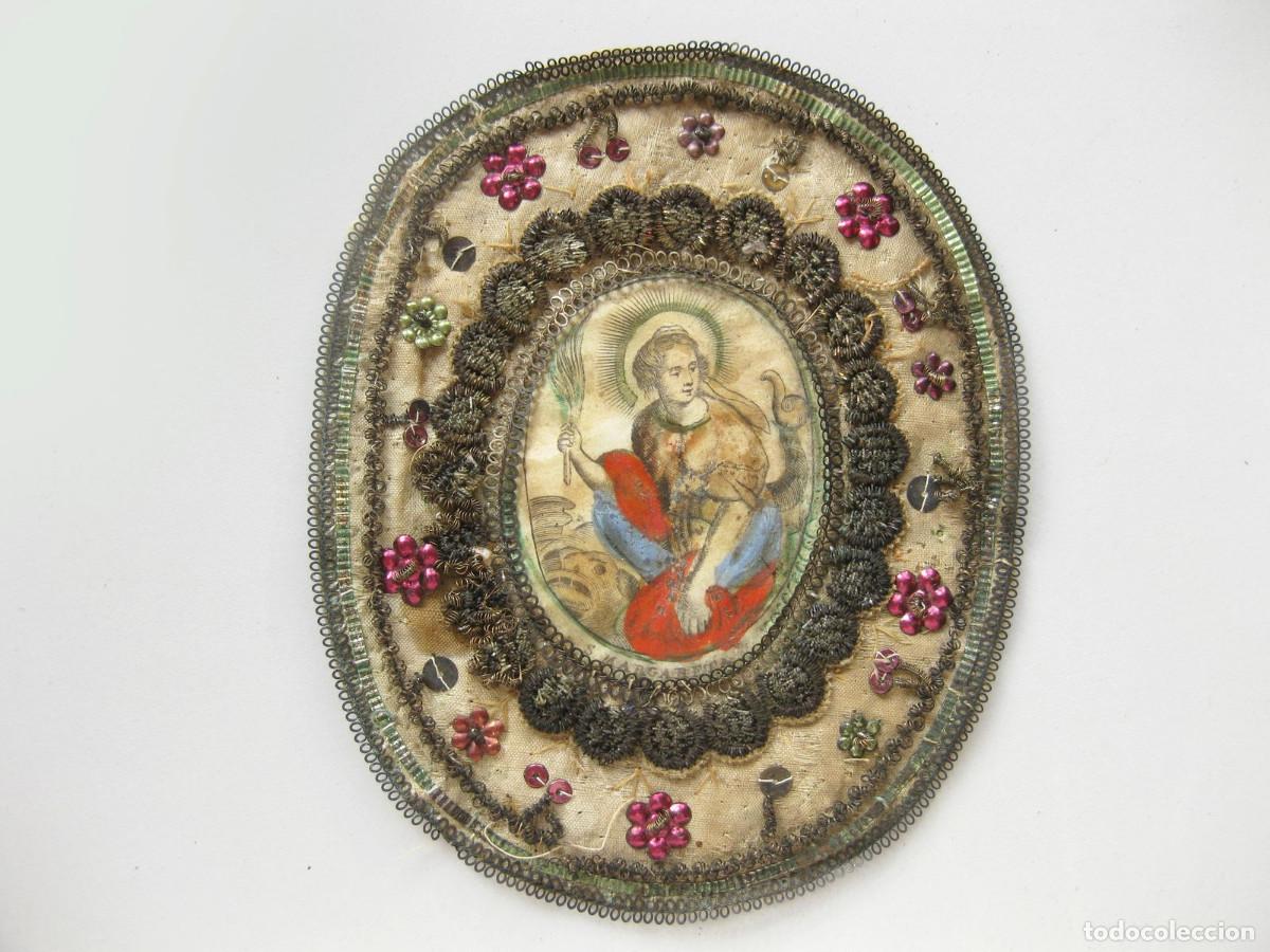 Antig&uuml;edades: Relicario con grabado sobre vitela. S. Margareta. Bordado con hilo de plata y lentejuelas. S. XVIII.