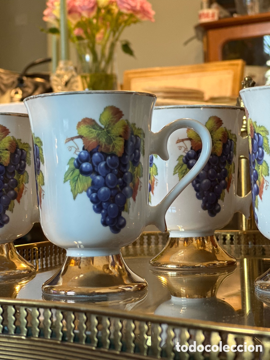 Antig&uuml;edades: Lote de 5 tazas antiguas con uvas y dorado