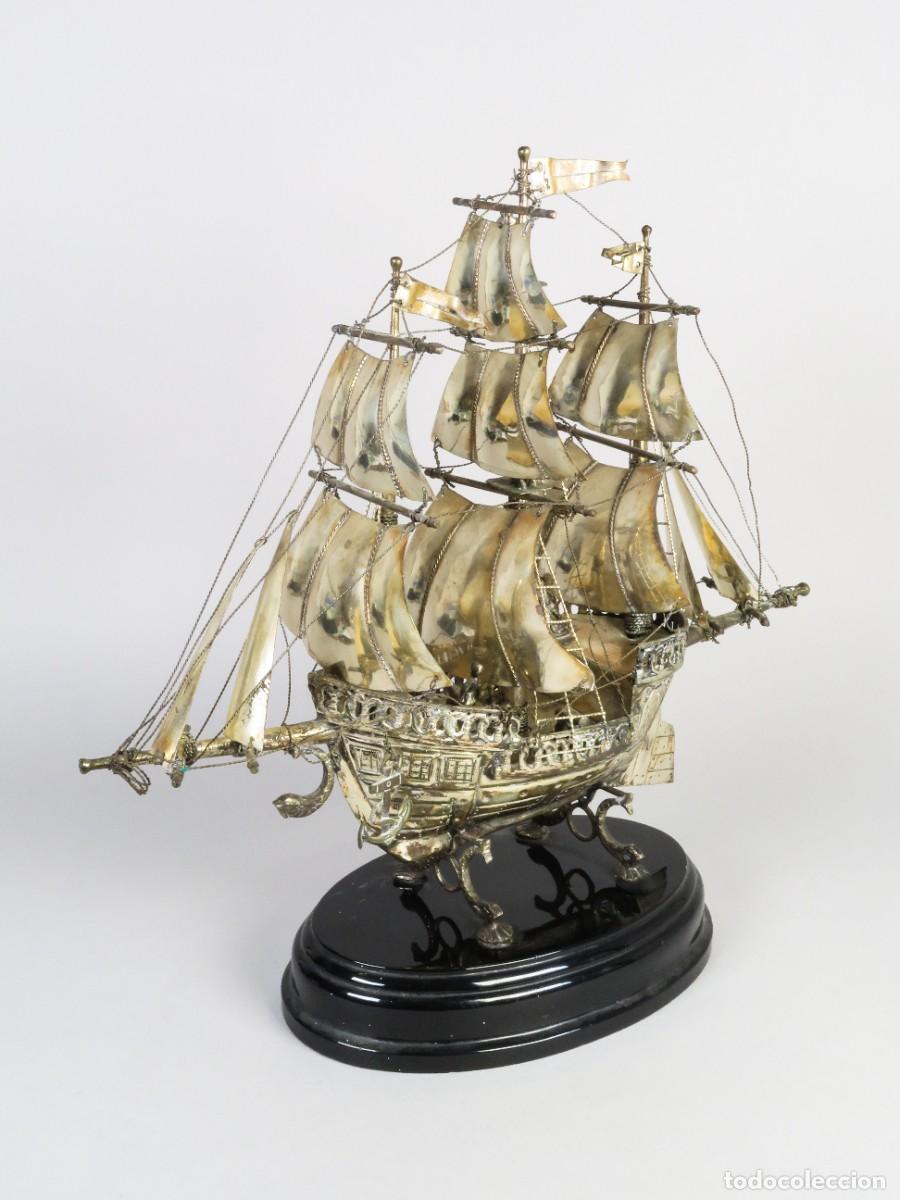 Antig&uuml;edades: Gale&oacute;n espa&ntilde;ol de tres m&aacute;stiles en alpaca con base de madera lacada en negro siglo XX