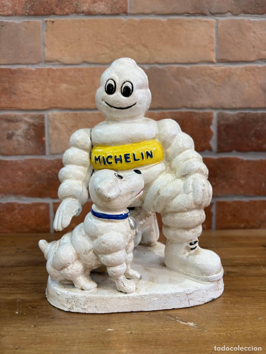 Antig&uuml;edades: Hombre Michelin arrodillado junto a su perro de neum&aacute;ticos