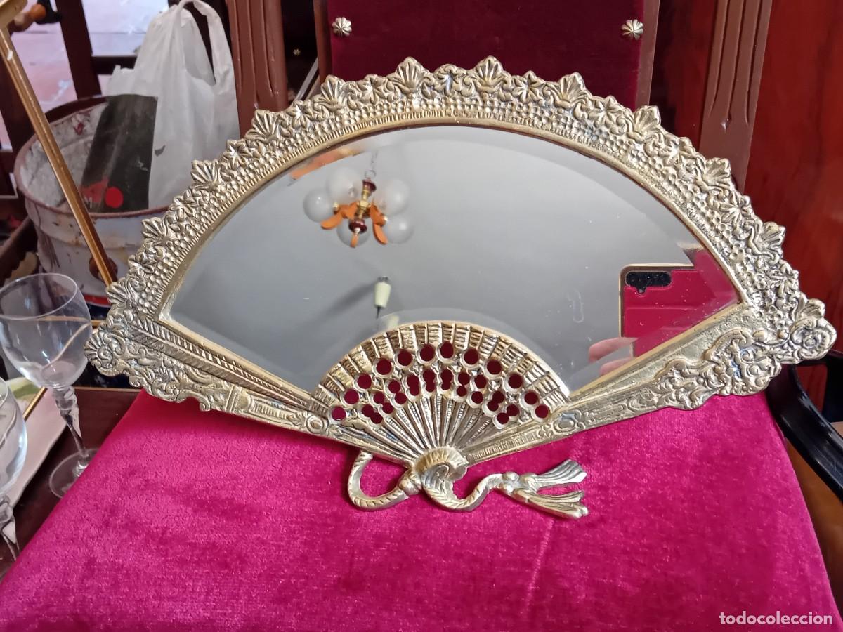 Antig&uuml;edades: Espejo biselado tipo abanico de bronce, d&eacute;cada de los 80.