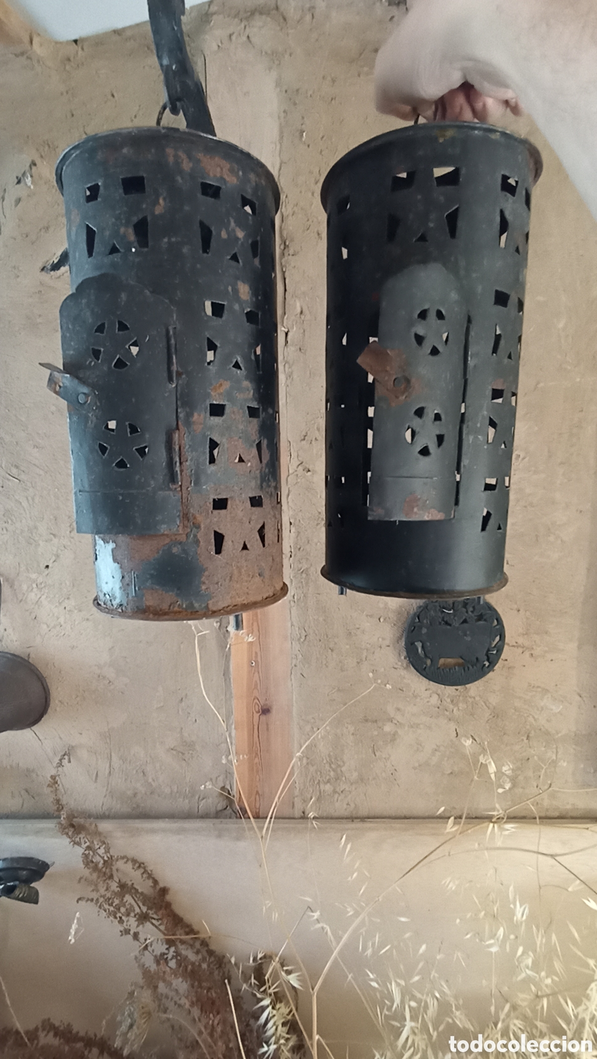 Antig&uuml;edades: Pareja de Faroles Antiguos de Pared - Estilo R&uacute;stico / Castellano (Con Soportes de Forja)30 cm