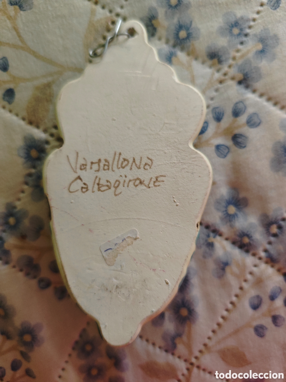 Antig&uuml;edades: Benditera de cer&aacute;mica pintada a mano. - Foto 2