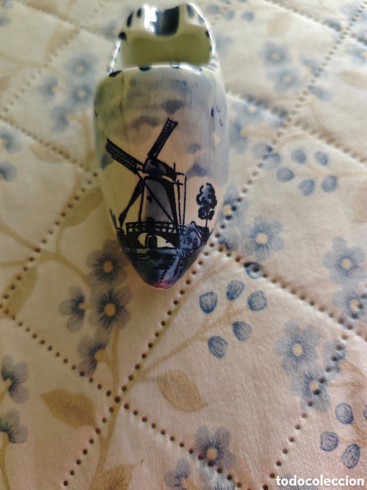 Antig&uuml;edades: Cenicero holand&eacute;s de cer&aacute;mica azul y blanco ,con forma de zueco tradicional.
