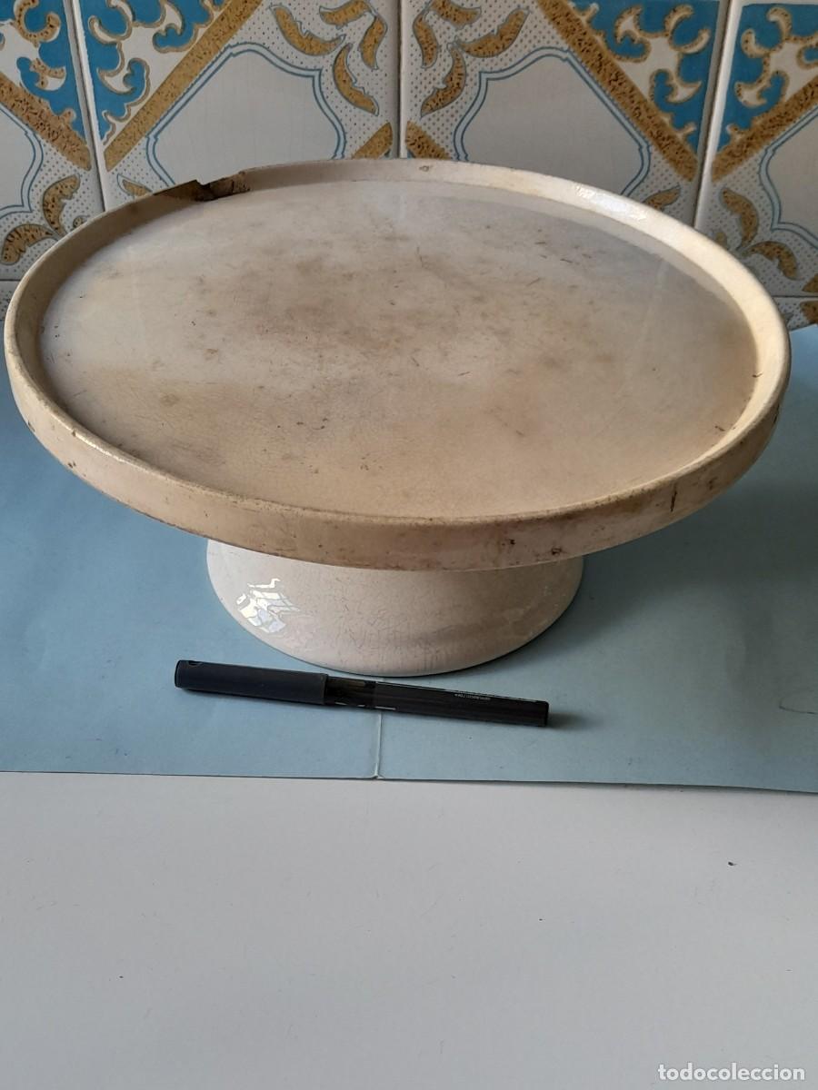Antig&uuml;edades: Antiguo Frutero Loza Blanca con pie o peana