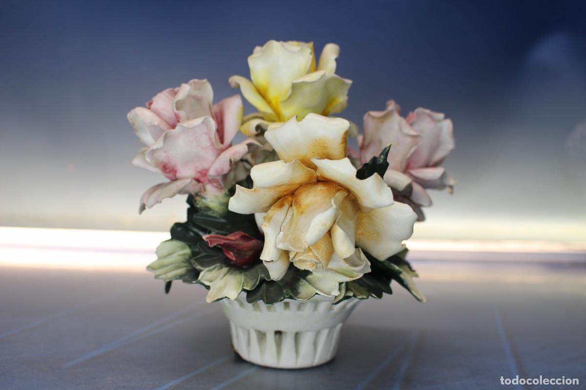 Antig&uuml;edades: Cesta con flores porcelana Capodimonte. Mediados s.XX.