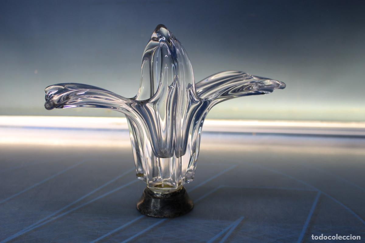 Antig&uuml;edades: Figura, jarr&oacute;n de cristal con base de alpaca plateada.