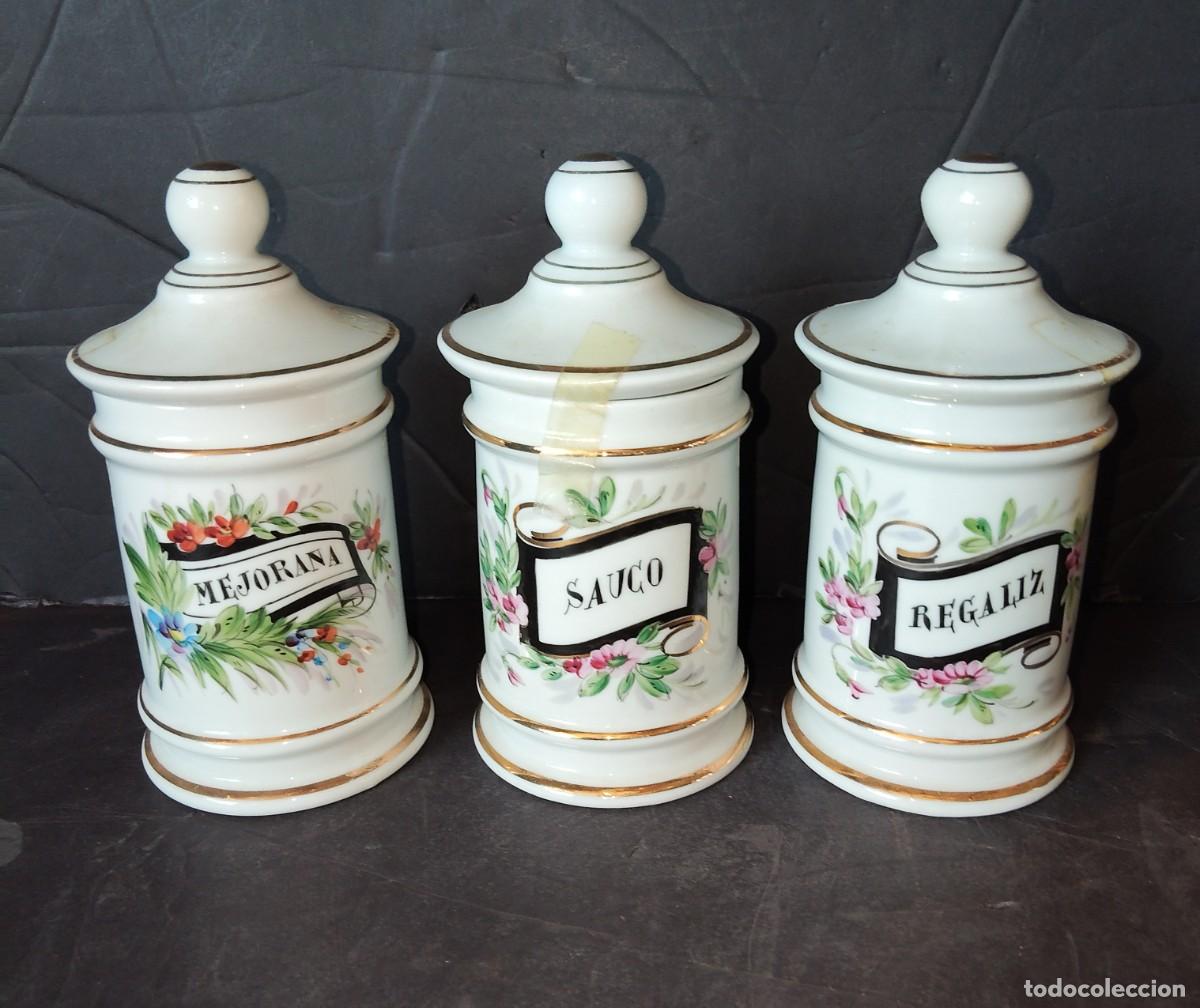 Antiquit&eacute;s: Lote de 3 albarelos de porcelana pp. SXX