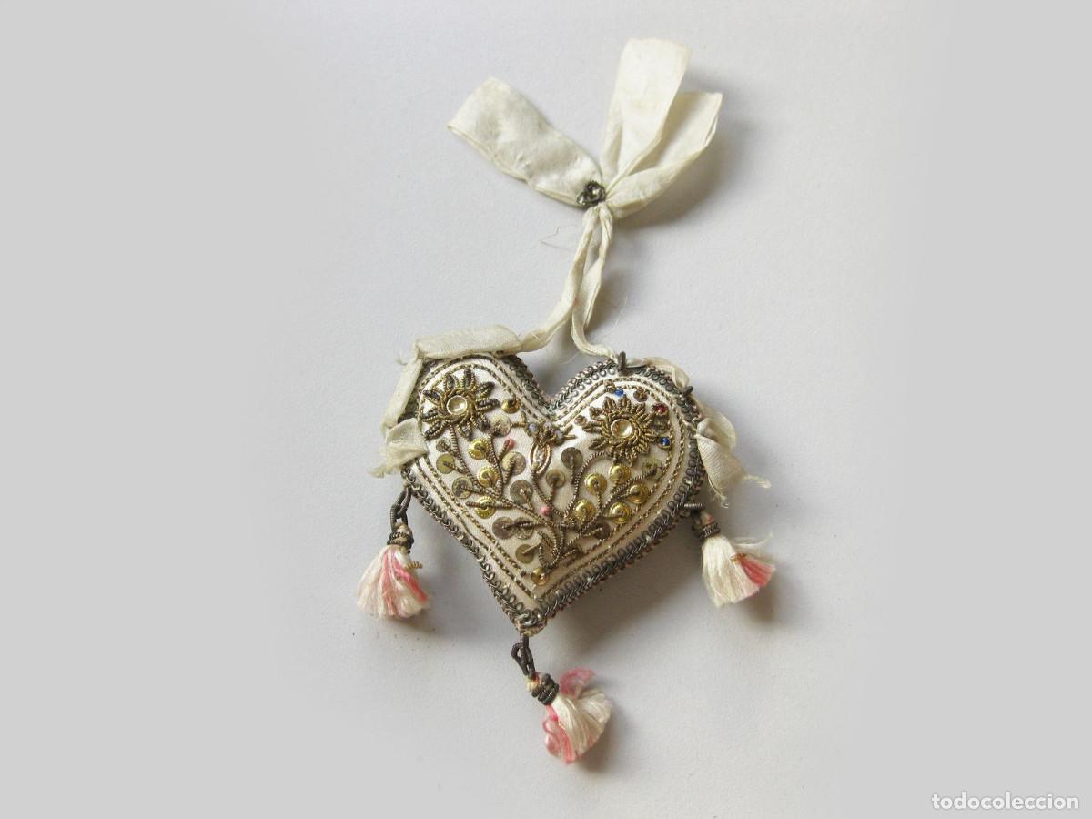 Antig&uuml;edades: Amuleto protector para ni&ntilde;os en forma de coraz&oacute;n bordado en seda. Se colocaba bajo la almohada.