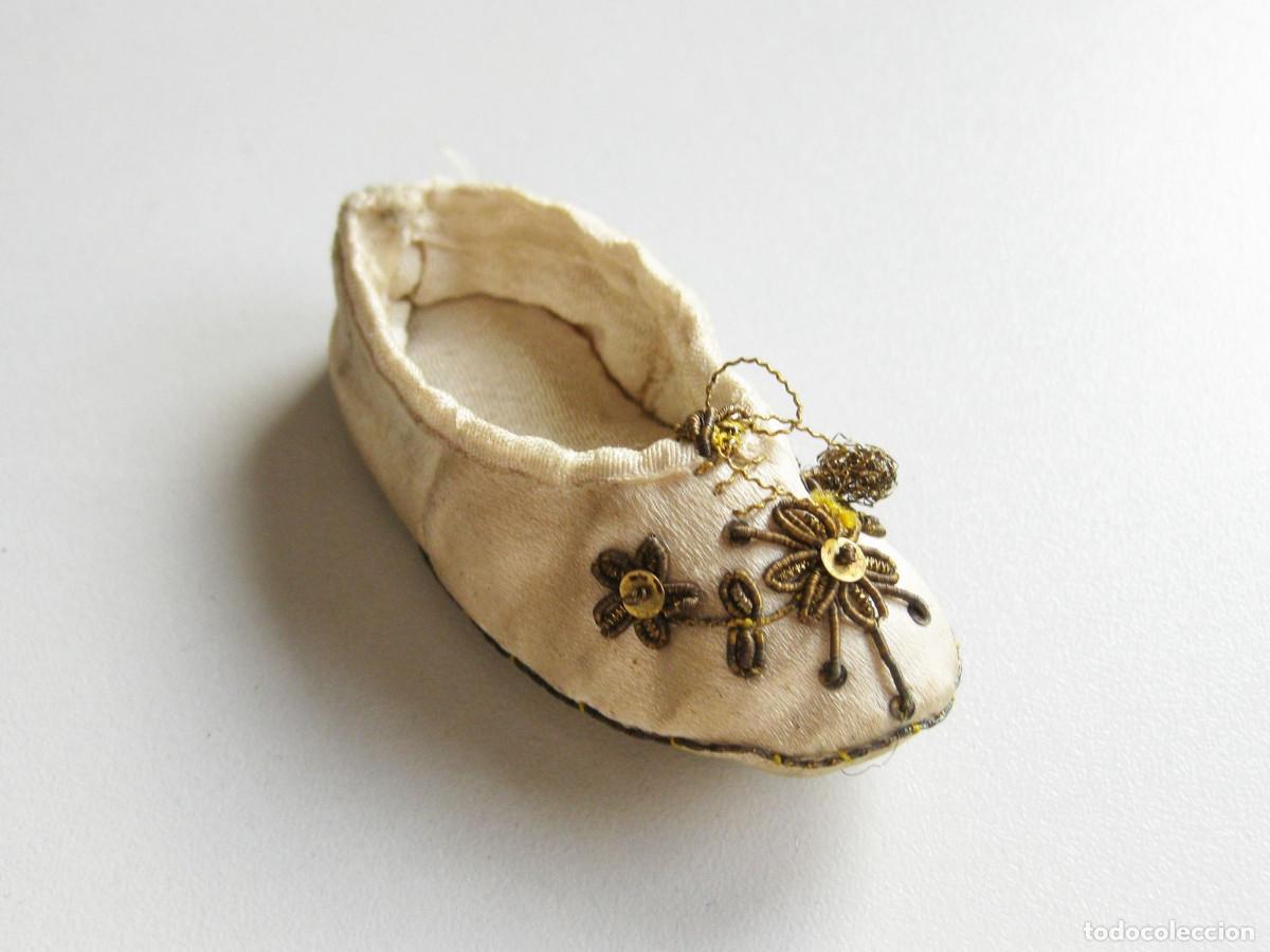 Antig&uuml;edades: Zapato bordado en seda para mu&ntilde;eca o Ni&ntilde;o Jes&uacute;s. Siglo XIX.
