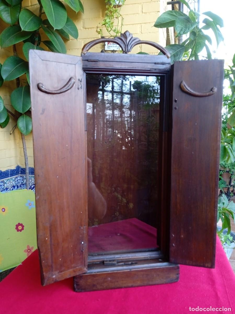 Antig&uuml;edades: Antigua Capilla limosnera Hornacina de madera para figura religiosa