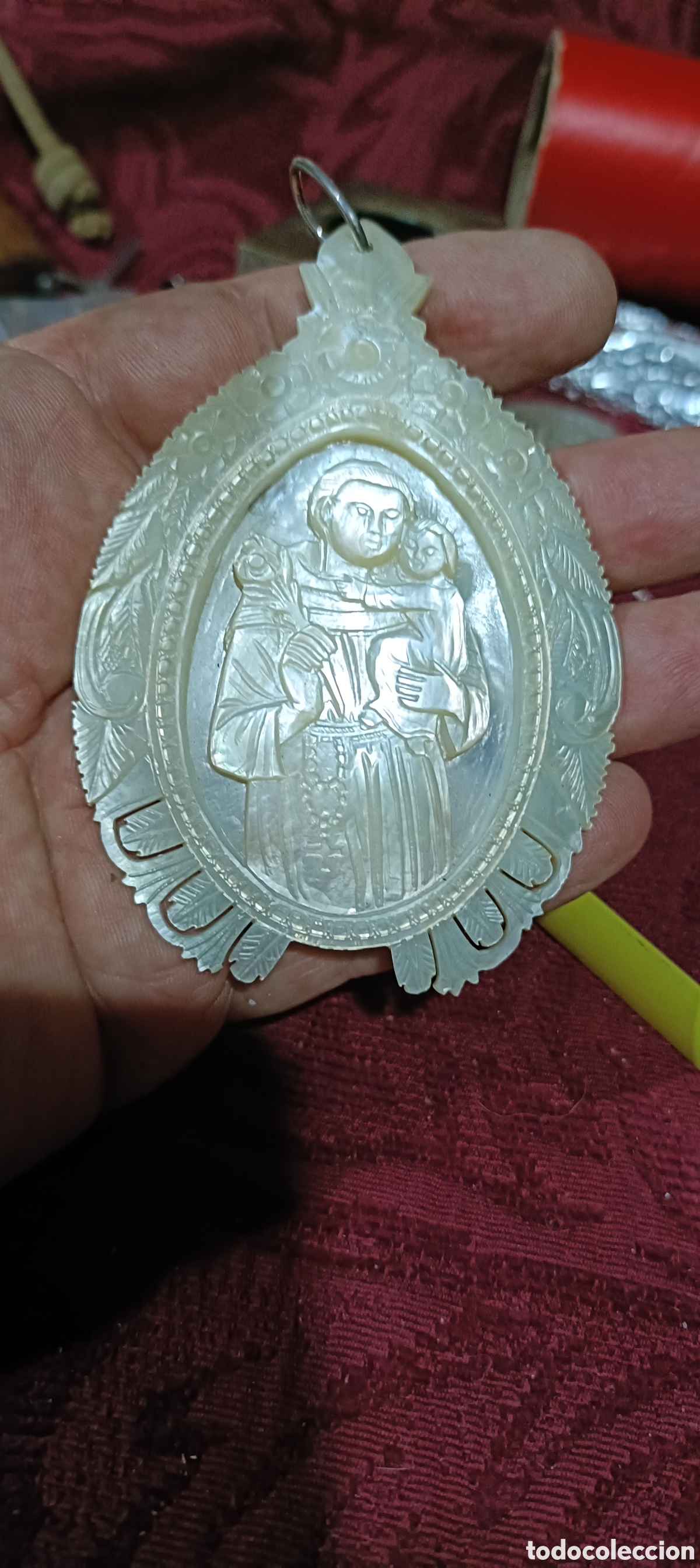 Antig&uuml;edades: Colgante realizado en madreperla o n&aacute;car de San Antonio con el ni&ntilde;o Jes&uacute;s