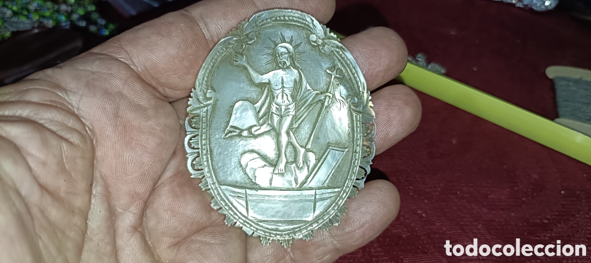 Antig&uuml;edades: Antiguo medall&oacute;n tallado de la resurrecci&oacute;n de nuestro Se&ntilde;or Jesucristo sobre madreperla