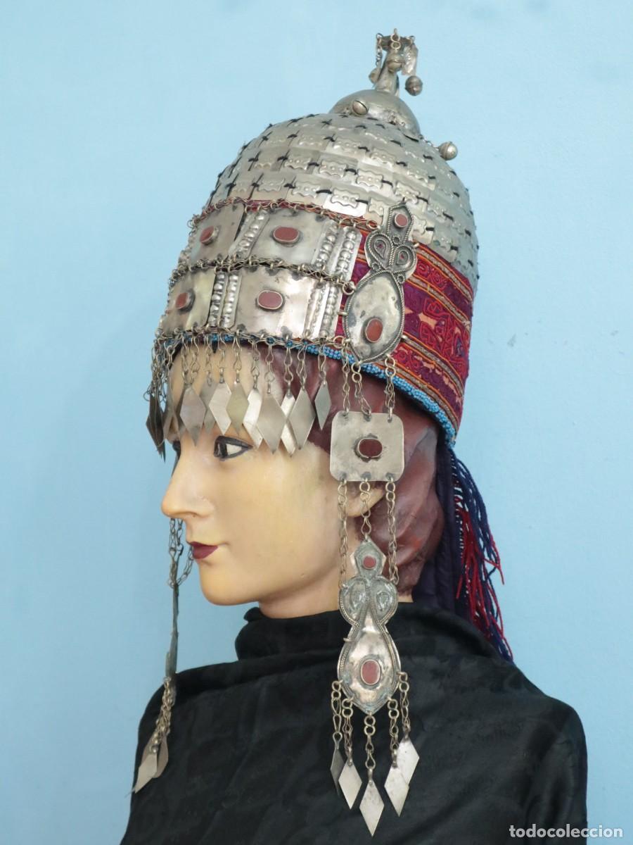 Antig&uuml;edades: Tocado nupcial elaborado en tejidos, piedras y metal. Med. S. XX. Turkmenist&aacute;n- Uzbekist&aacute;n.