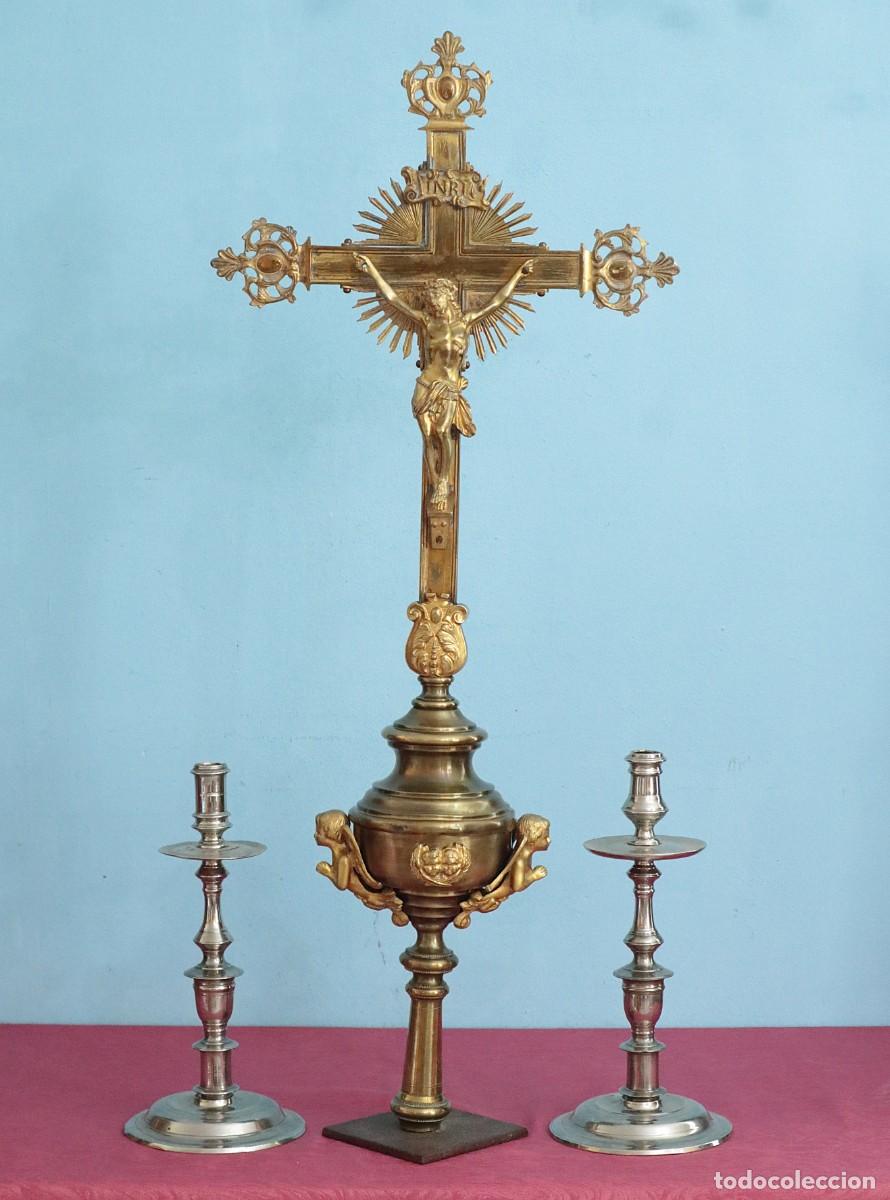 Antig&uuml;edades: Gran cruz procesional portando im&aacute;genes de Jes&uacute;s y de &aacute;ngeles. Hacia 1900. Mide 80 cm.