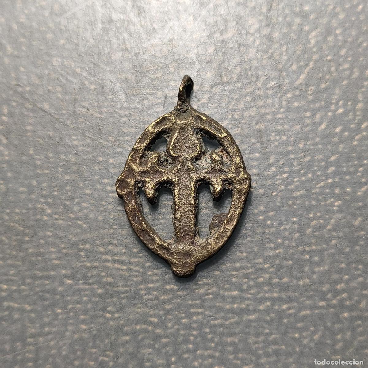 Antig&uuml;edades: MEDALLA RELIGIOSA SIGLO XIX CRUZ DE SANTIAGO MEDALLA CALADA BRONCE
