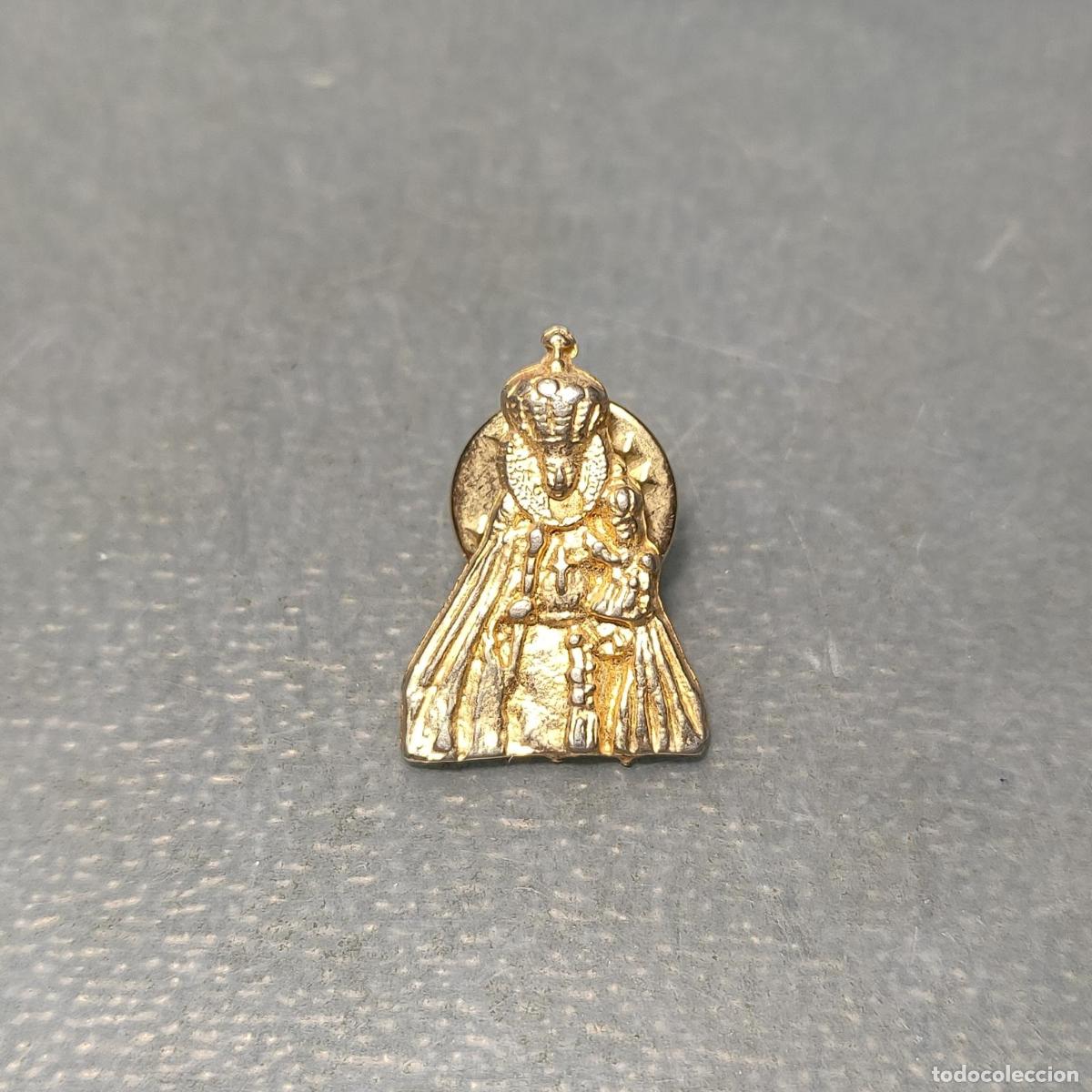 Antig&uuml;edades: PIN RELIGIOSO INSIGNIA VIRGEN DE LOS REMEDIOS METAL DORADO 21x15mm