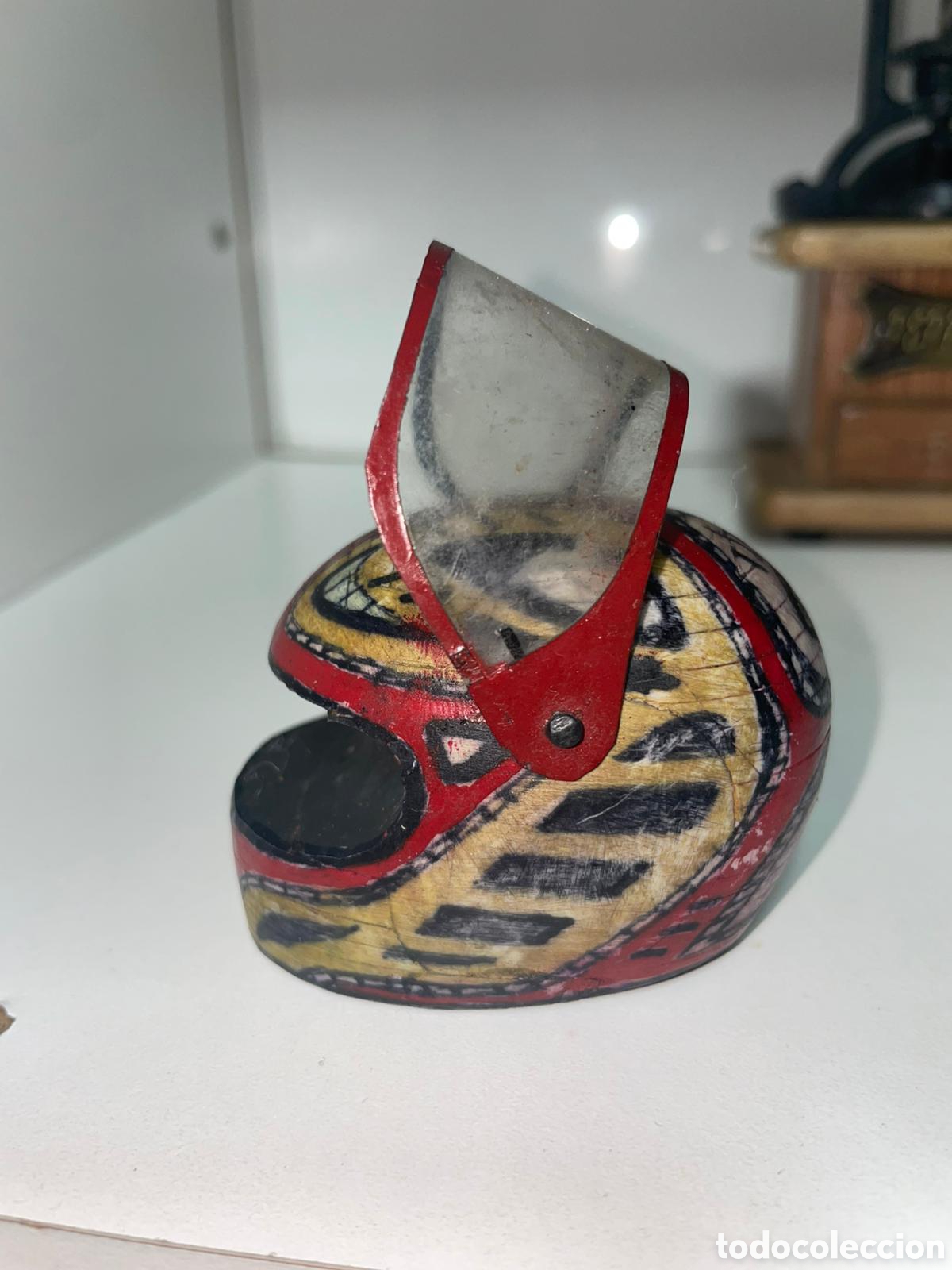 Antig&uuml;edades: Antiguo Casco de Moto en Miniatura - Madera Tallada y Pintada a Mano - Estilo Retro A&ntilde;os 70/80 -