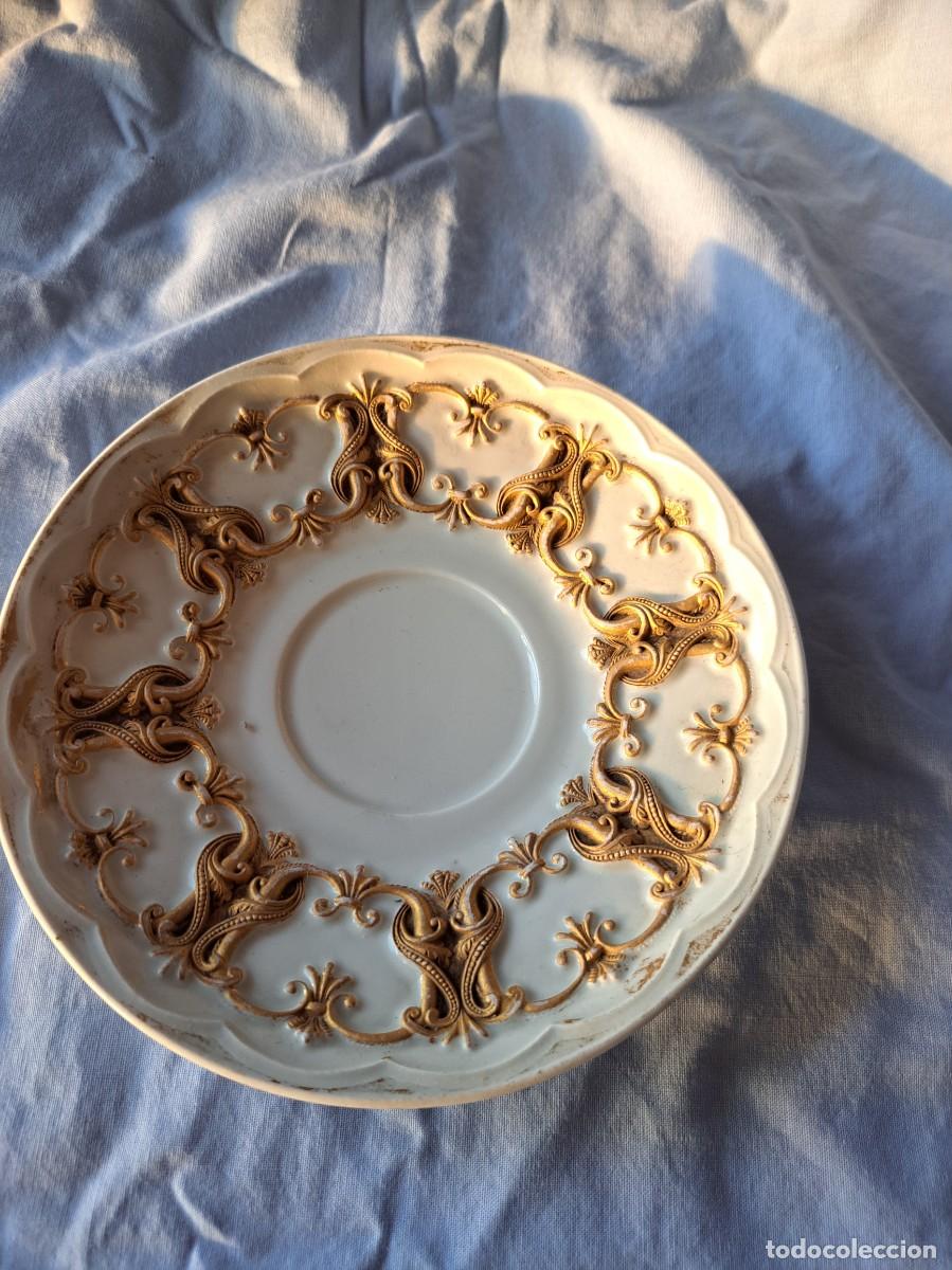 Antiquit&eacute;s: Exquisito plato de taza de te de porcelana Meissen, adorno en relieve entrincado liras 1820/1840