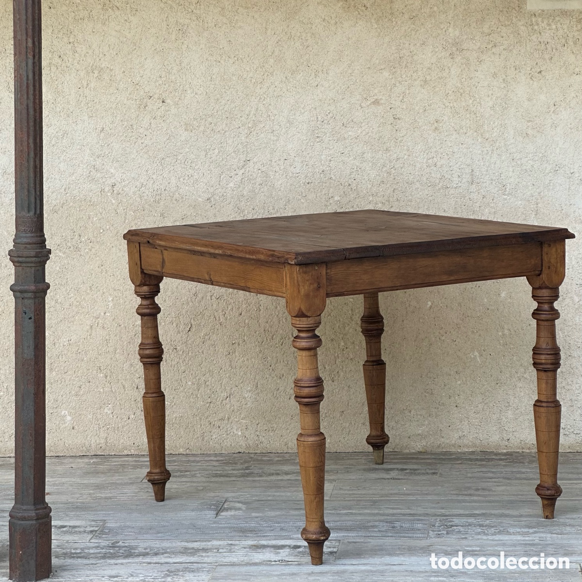 Antig&uuml;edades: Mesa antigua de gruesa madera de pino y pata torneada, circa 1890. Comedor.