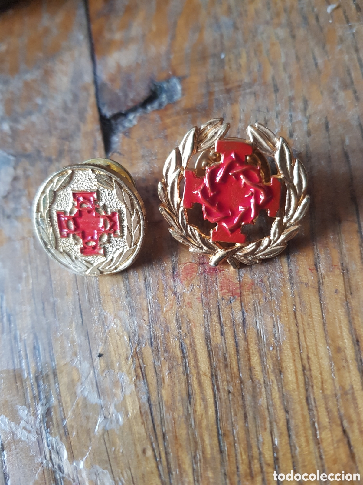 Antig&uuml;edades: LOTE DE 2 ANTIGUAS INSIGNIAS