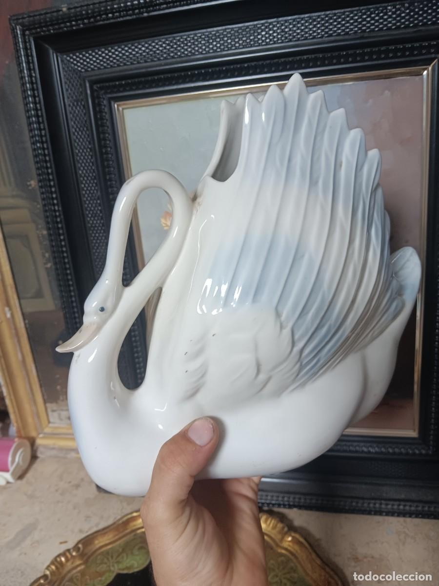 Antiquit&auml;ten: cisne de estilo vintage.Material y Dise&ntilde;o: Est&aacute; hecha de porcelana con un acabado brillante, a menud