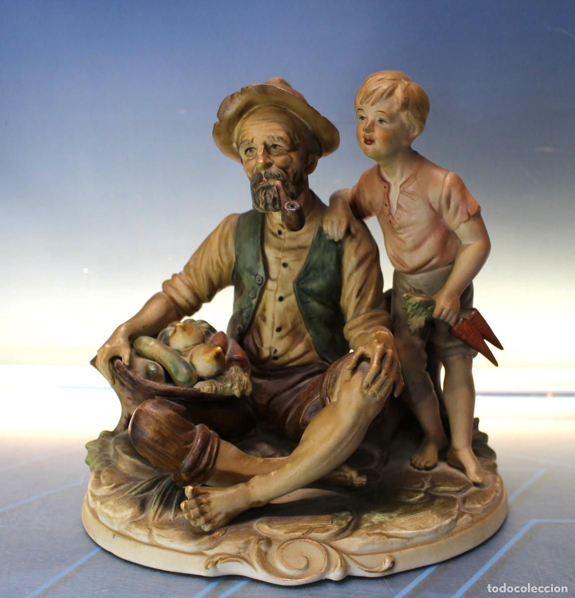 Antiques: Abuelo y nieto en el huerto. Porcelana biscuit.
