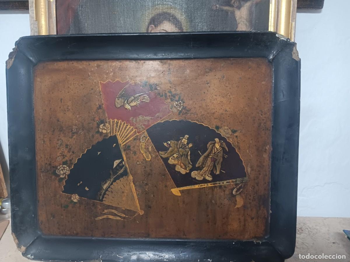 Antiguidades: bandeja antigua de madera lacada, probablemente de origen chino o japon&eacute;s, con decoraci&oacute;n pintada a
